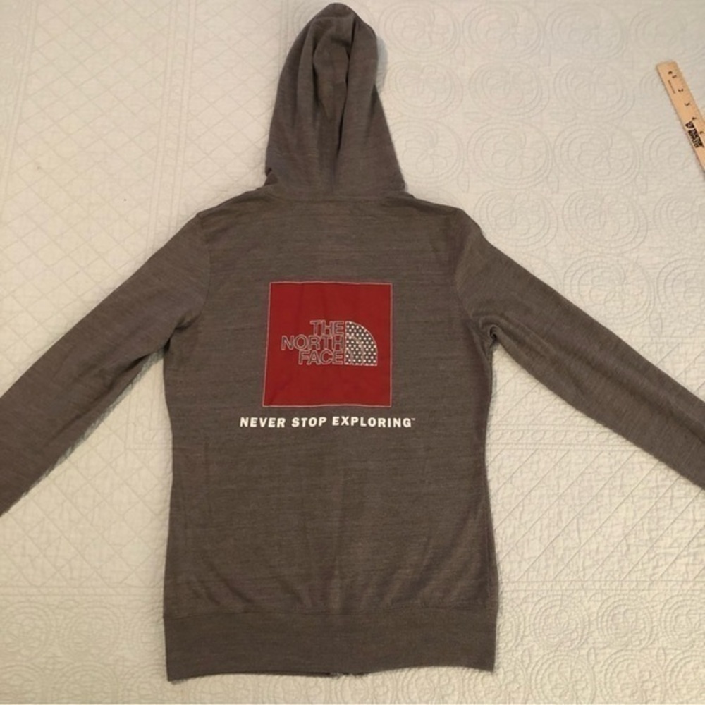 The North Face Americana gray full zip hooded jacket. Women’s size small.